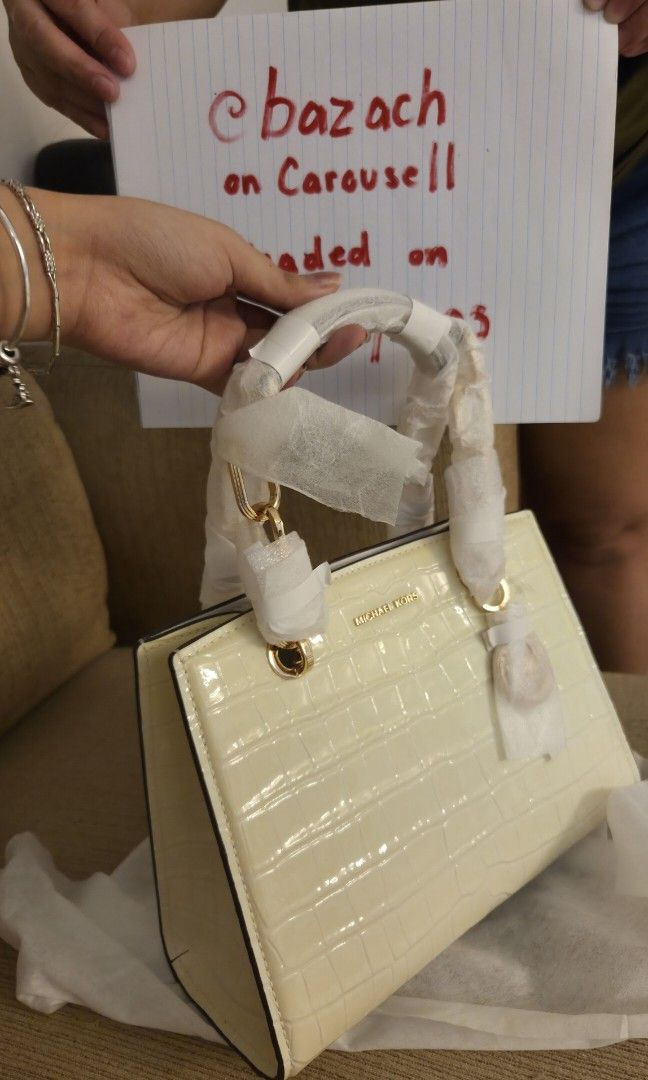 White Michael Kors Bag (Authentic) (Category: Luxury Bags & Wallets) located in Las Pinas. Submitted by bazach (Listing ID 1390292278, Image 3). Description: ♡White Michael Kors Bag in the style Cynthia, Authentic bought from Guam ♡RFS: Decluttering Bags ♡Shipping Fee shouldered by buyer 📍Las Piñas.