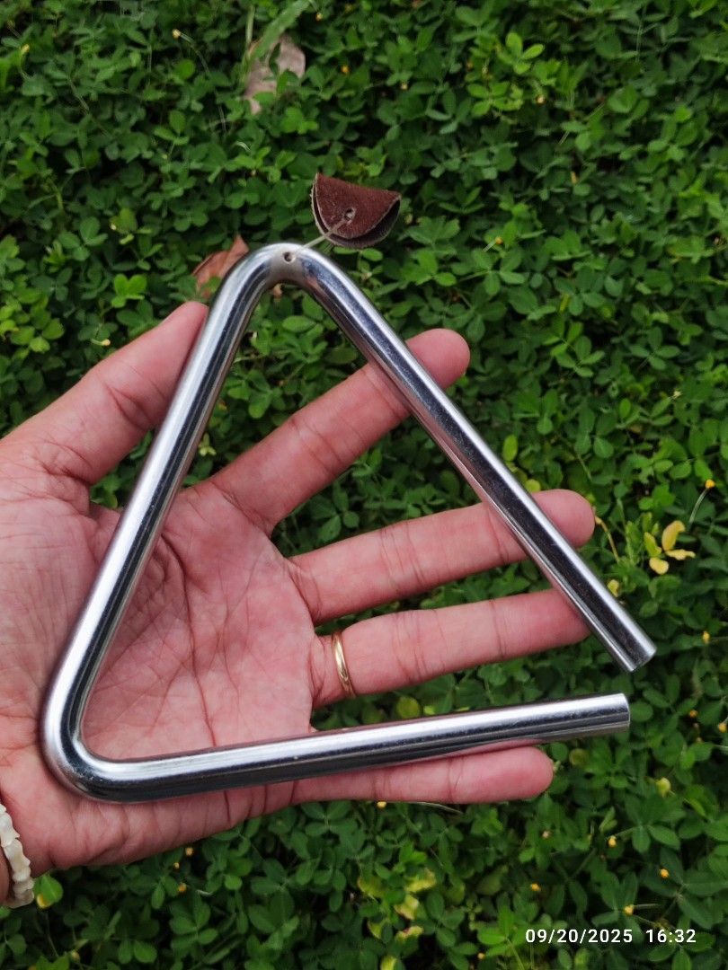 15cm Suzuki Concert Triangle (Category: Musical Instruments) located in Tagum. Submitted by cs1907 (Listing ID 1393707590, Image 1). Description: -Key of F -very nice vibrations -with wooden case - no rod.