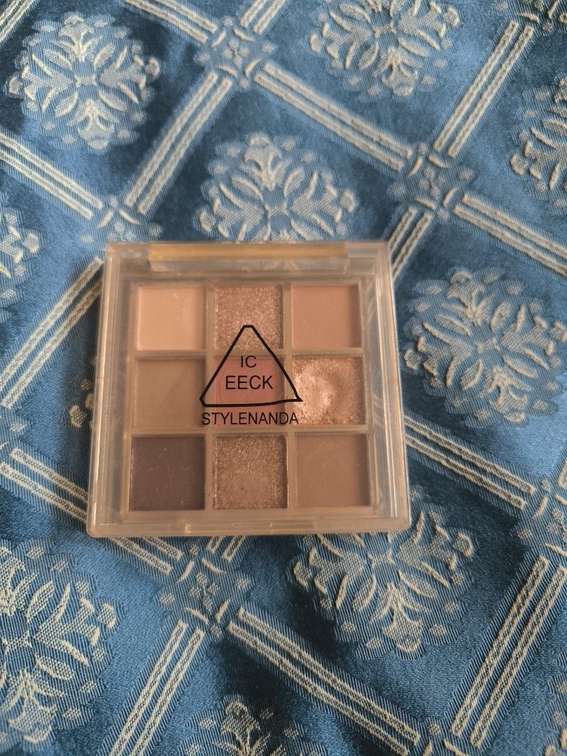 9-Color Eyeshadow Palette (Category: Makeup) located in Cainta. Submitted by cookietherapyph (Listing ID 1393618856, Image 3). Description: - 9-shade eyeshadow palette - Features neutral and warm tones - Includes matte and shimmer finishes - Clear plastic case RFS: Decluttering MOP: Gcash Shipping: J&T Loc: Cainta, Rizal.