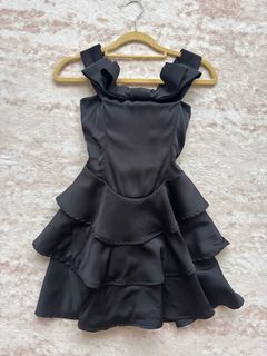 黑色荷葉邊連衣裙64239925940994110