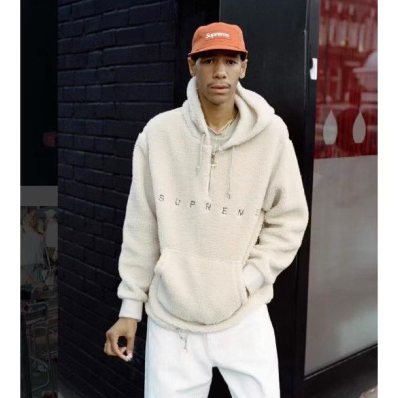 由 somethingcooltw (刊登 ID 1393674550，圖片 1) 提交，位於 台北市 (Taipei) 的 【稀有逸品】 Supreme FW15 Sherpa Fleece 羊羔毛 hoodie 帽T 衛衣 連帽衛衣 S (類別：帽Ｔ、大學T)，說明：Supreme FW15的單品，Supreme FW15 Sherpa Fleece Pullover 自然色 這款輕便且具有極高保暖性的Sherpa Fleece套頭衛衣，採用了柔軟的羊羔毛材質。此商品於2015秋冬季節發售，靈感來自於極受歡迎的Patagonia羊毛衣，獨特的設計讓它成為難得一見的熱賣單品。胸前刺繡有SUPREME標誌，並且下擺部分可透過拉繩進行調節。 這款產品不僅可以在寒冷的季節作為外套穿著，也非常適合作為內搭。這款自然色是最受歡迎的顏色，當初發售時就十分搶手，目前在市場上也極為難以找到，此為黃金尺碼S。 個人認知9成新少穿，因為其產品特殊性內裡會有毛球，不影響穿著且可自行清潔，喜歡的人千萬不要錯過