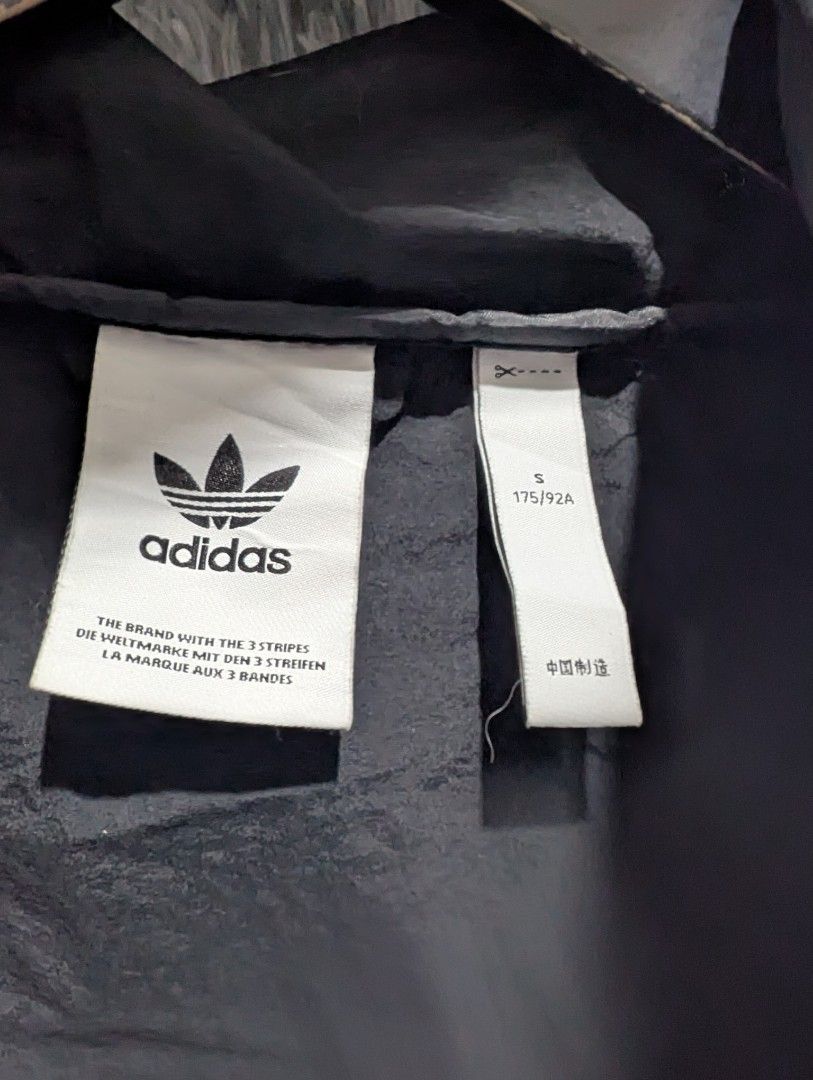 Adidas Zip Hoodie Jacket (Category: Coats, Jackets and Outerwear) located in Pasay City. Submitted by jaydee05 (Listing ID 1393783166, Image 3). Description: No issues Legit Original 21*26 Water Resistant.