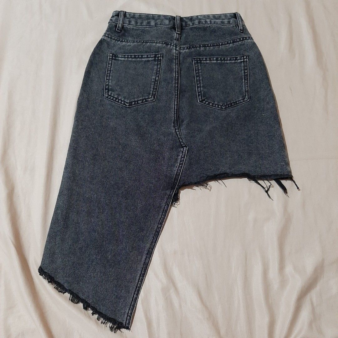 Asymmetrical Black Denim Skirt (Category: Skirts) located in Antipolo. Submitted by aitchemsi (Listing ID 1393805660, Image 2). Description: 24 inches waistline 15.5 inches length of the short side 23.5 inches length of the long side.