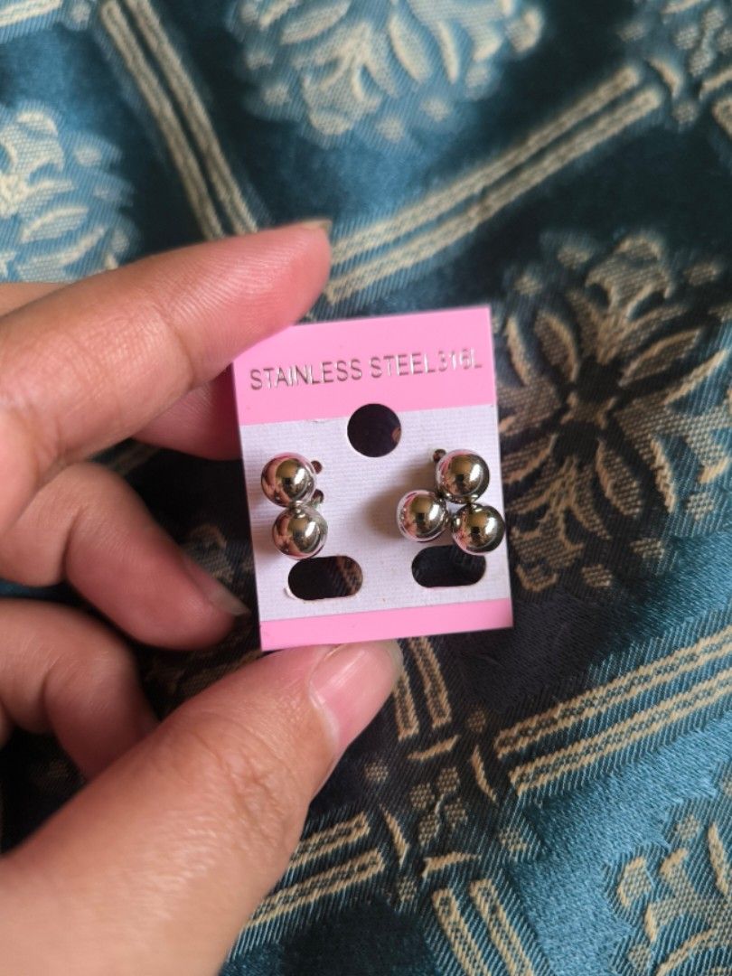 Ball Stud Earrings (Category: Earrings) located in Cainta. Submitted by cookietherapyph (Listing ID 1393620901, Image 1). Description: Php 45 take all, Php20/pair Unused but 2 of them have the original pakaw and the rest have been replaced with new pakaw, hence, the slight difference in color I think this is 4mm balls RFS: Decluttering MOP: Gcash Shipping: J&T Loc: Cainta, Rizal .