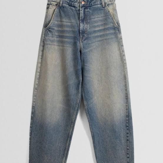 Bershka skater jeans (Category: Jeans) located in Cebu City. Submitted by closetclutter.ph (Listing ID 1393740375, Image 2). Description: Baggy skater denim jeans with a faded wash.
