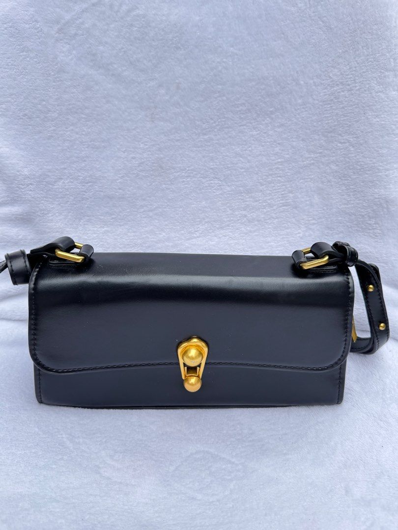 Black Shoulder Bag (Category: Shoulder Bags) located in Vigan. Submitted by Ellexea (Listing ID 1393745147, Image 2). Description: Like new Hard to let go! .