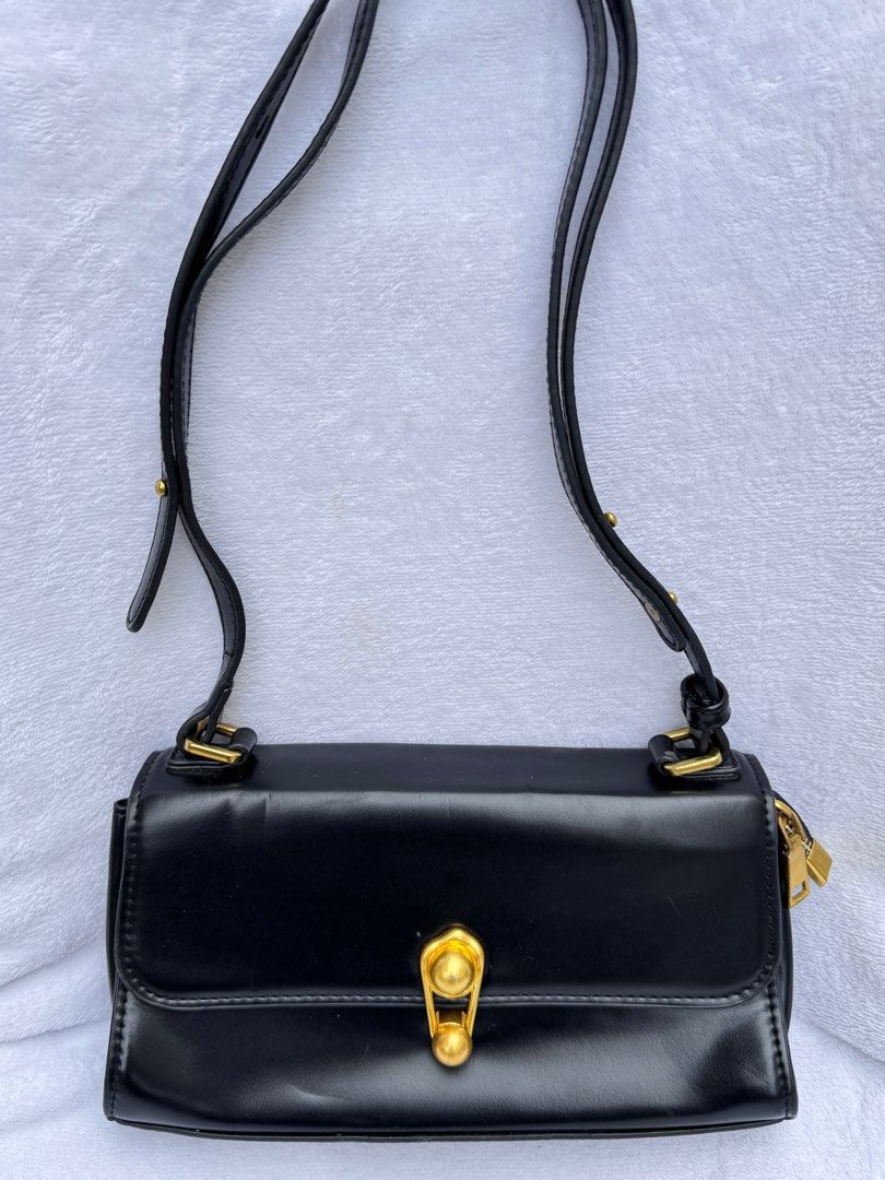 Black Shoulder Bag (Category: Shoulder Bags) located in Vigan. Submitted by Ellexea (Listing ID 1393745147, Image 1). Description: Like new Hard to let go! .