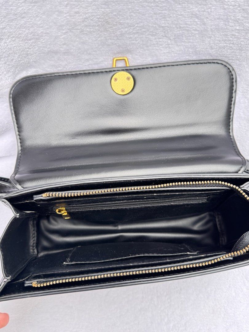 Black Shoulder Bag (Category: Shoulder Bags) located in Vigan. Submitted by Ellexea (Listing ID 1393745147, Image 3). Description: Like new Hard to let go! .
