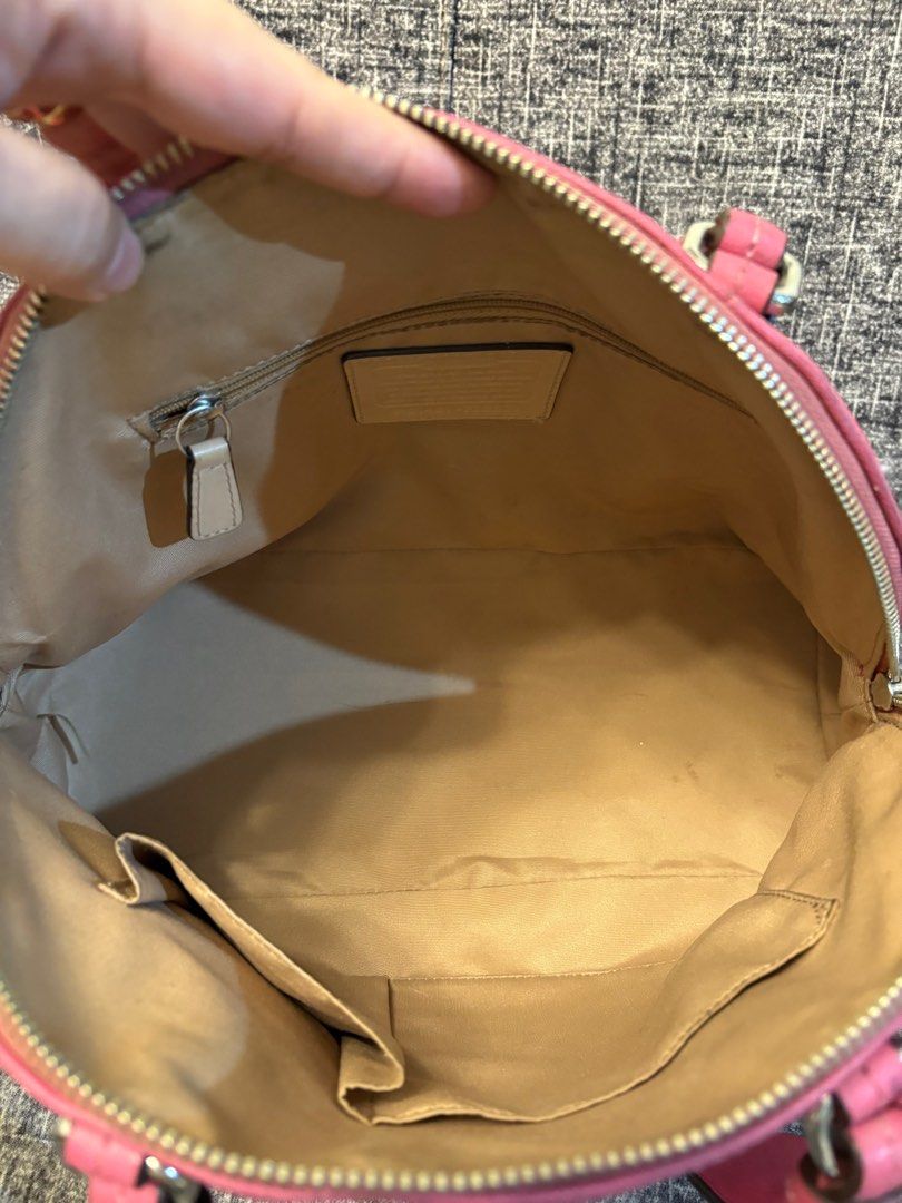 COACH ALMA 14x91/2 inches (Category: Luxury Bags & Wallets) located in Manila. Submitted by jaylo06 (Listing ID 1393686701, Image 3). Description: issue oxidation sa handle and minimal rubs sa handle may creed naka ideal zip naka code makinis and malinis sa may gusto pm lang po thanks.