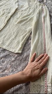 奶油色蕾絲邊紋理上衣64207449974913110