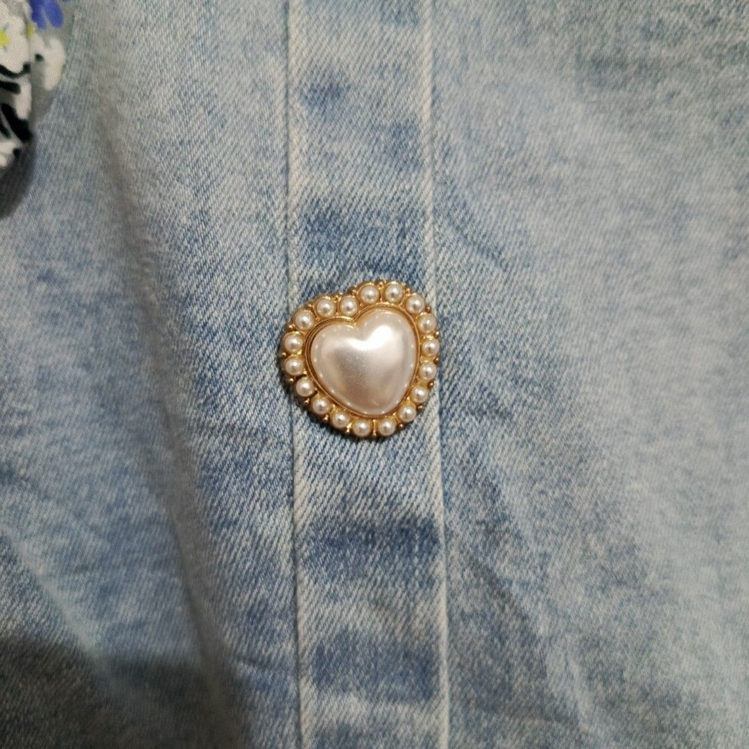 cropped top jeans floral sleeves (Category: Blouses) located in Cabanatuan. Submitted by a3declutterco (Listing ID 1393758965, Image 3). Description: Semi cropped top. Medium in size floral sleeves. Nogotiable.