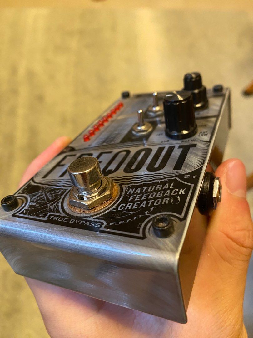 DigiTech FreqOut Natural Feedback Creator Pedal （分類：樂器）位於 Hong Kong。 由 kowloonveg 提交（商品編號 1393713923，圖片 3）。簡介： DigiTech FreqOut is a natural feedback creator pedal. It features controls for momentary on/off, dry on/off, gain, onset, and feedback type. The pedal has a true bypass switch and a 9V DC power input. The model number is FREQOUT-V-00.。