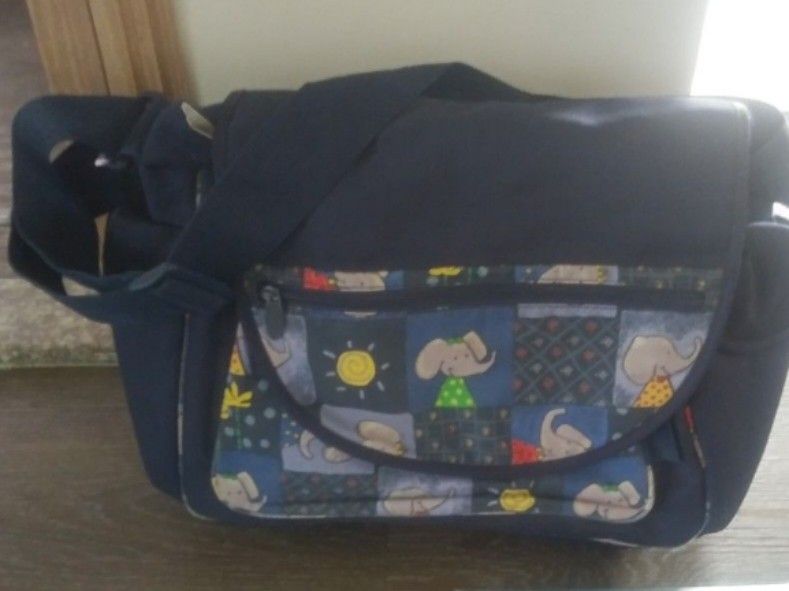 Graco diaper bag with free diaper changing pad (Category: Diaper Bags & Wetbags) located in Quezon City. Submitted by lizawoo (Listing ID 1059962999, Image 1). Description: Graco diaper bag in good condition with free diaper changing pad.