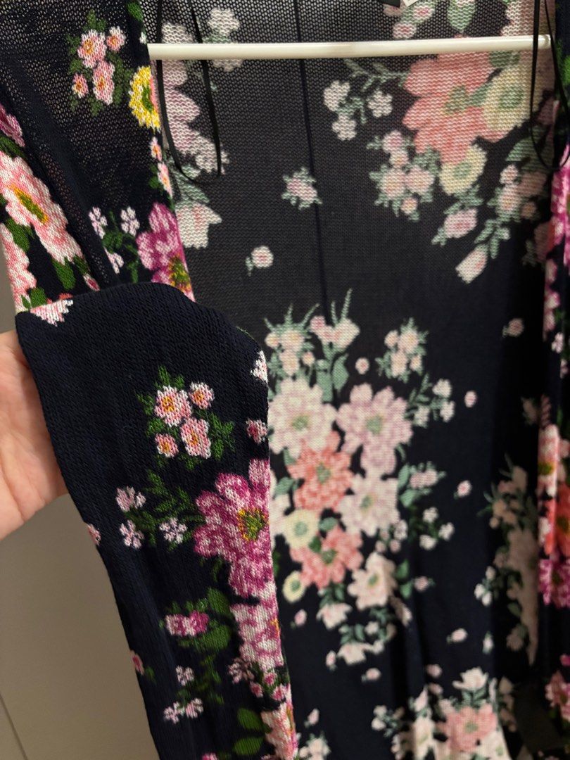 H&m floral Beach cover up (Category: Others Tops) located in Las Pinas. Submitted by bluesy3 (Listing ID 1393801414, Image 2). Description: Stretchable.