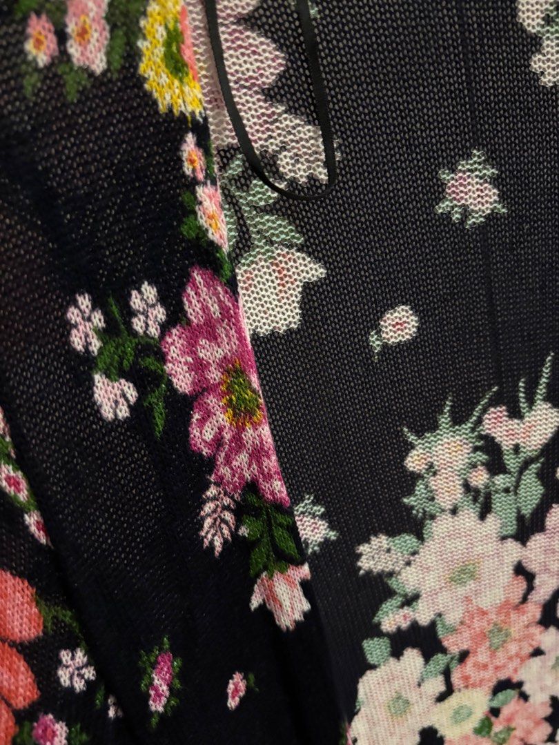 H&m floral Beach cover up (Category: Others Tops) located in Las Pinas. Submitted by bluesy3 (Listing ID 1393801414, Image 3). Description: Stretchable.