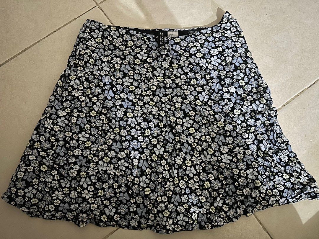 H&M Floral Skirt (Category: Skirts) located in Mandaluyong City. Submitted by declutterbyshay (Listing ID 1393779504, Image 2). Description: H&M Dloral Skirt Size: Small Rfs: Decluttering .