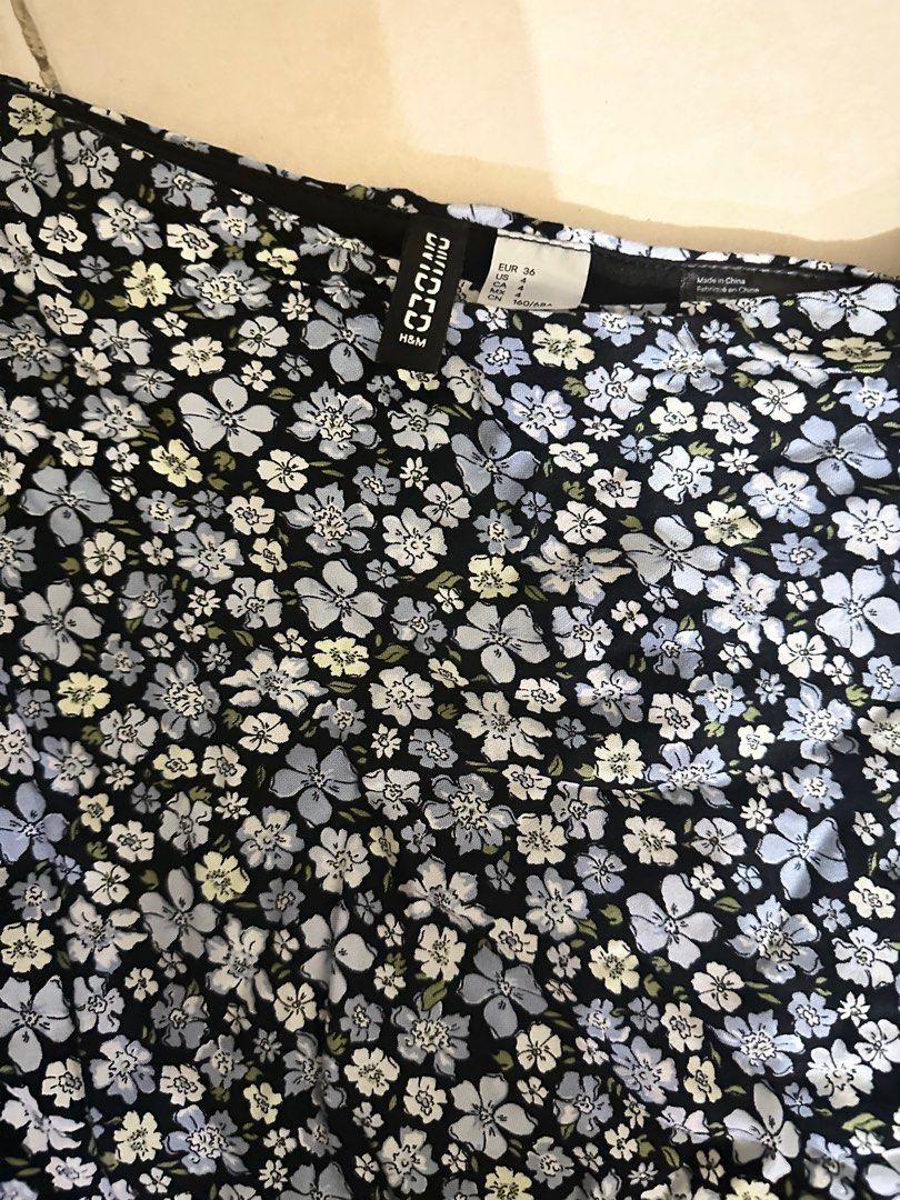 H&M Floral Skirt (Category: Skirts) located in Mandaluyong City. Submitted by declutterbyshay (Listing ID 1393779504, Image 1). Description: H&M Dloral Skirt Size: Small Rfs: Decluttering .