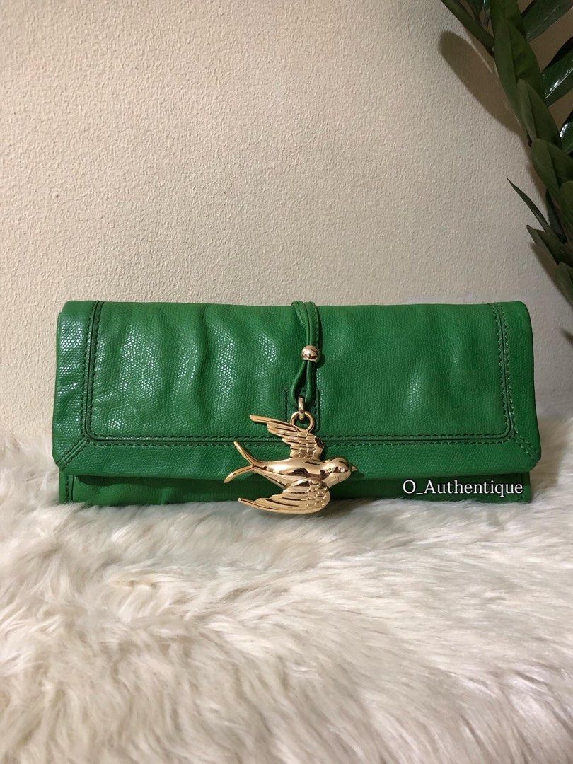 JUICY COUTURE LENI VIBRANT GREEN (Category: Luxury Bags & Wallets) located in Manila. Submitted by o_authentique (Listing ID 1393649812, Image 1). Description: RARE PIECE •Guarantee Authentic •Rank A Condition •perfect in any occasion 🌟 Our price is right base on items condition .
