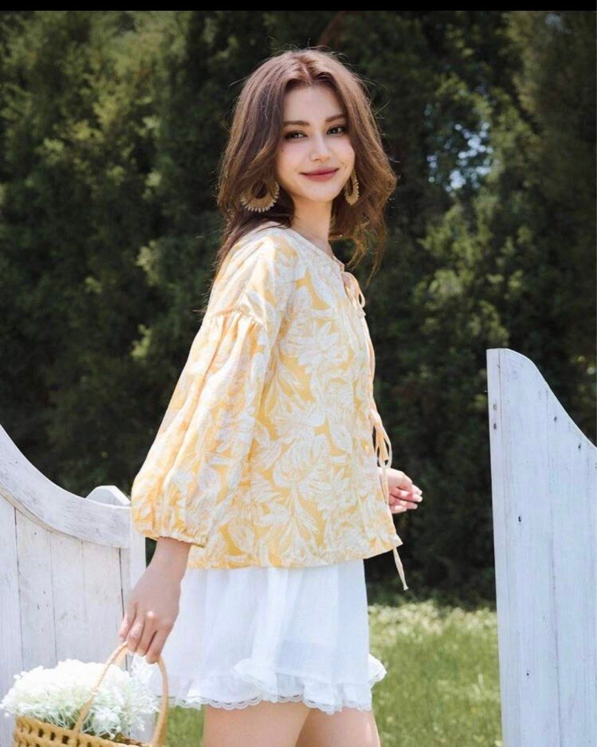 Loose Floral Print Long Sleeve (Category: Blouses) located in Manila. Submitted by kms23 (Listing ID 1393760189, Image 3). Description: Super nice in actual :) Never been used! Size - can fit S to L .