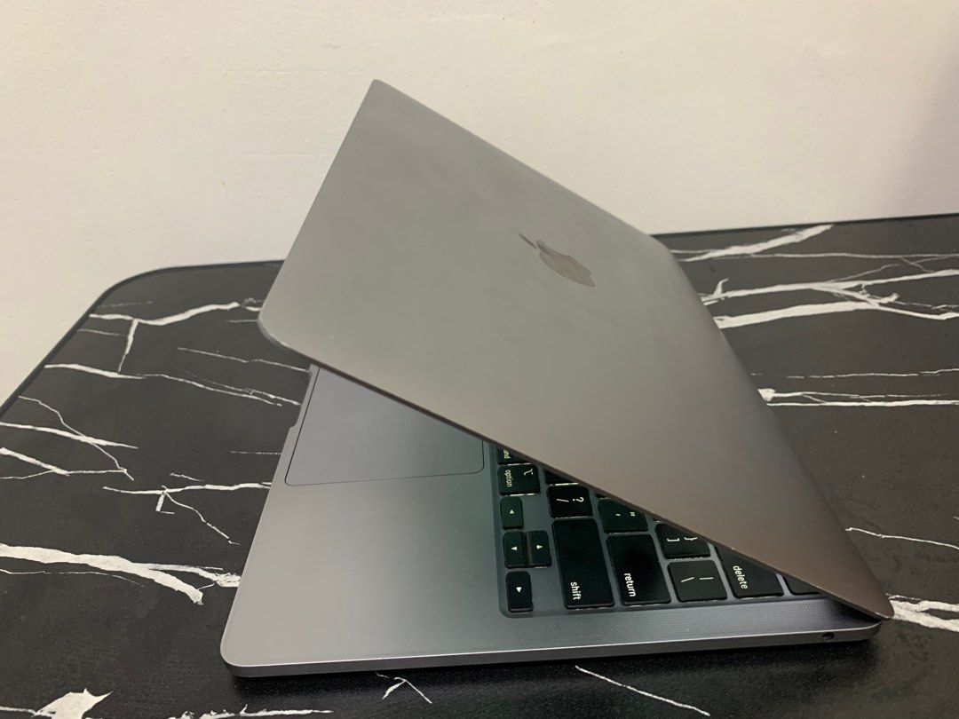Macbook pro 2020 i5 (Category: Laptops & Notebooks) located in Quezon City. Submitted by jabzeey (Listing ID 1393793996, Image 3). Description: macbook pro 2020 i5 16gb 256gb with charger and casing no issue only minor dents.