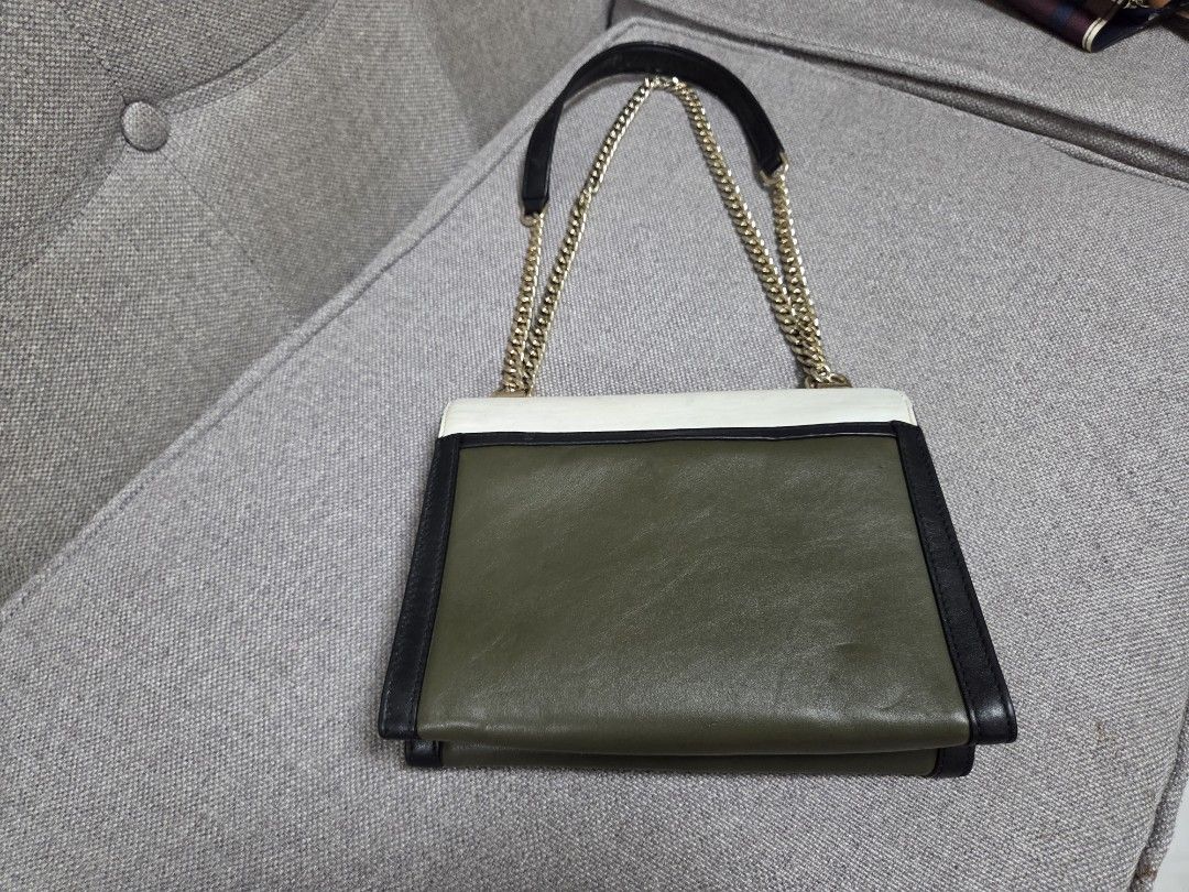 Michael kors whitney tri color (Category: Luxury Bags & Wallets) located in Muntinlupa City. Submitted by cpar07 (Listing ID 1393780008, Image 3). Description: Rfs: decluttering.