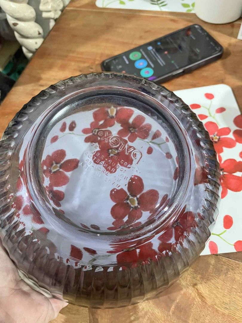 Pyrex big bowl (Category: Other Kitchenware & Tableware) located in Manila. Submitted by jj.marie (Listing ID 1393676421, Image 3). Description: with minimal hairline scratches no damage minimal signs of usage.