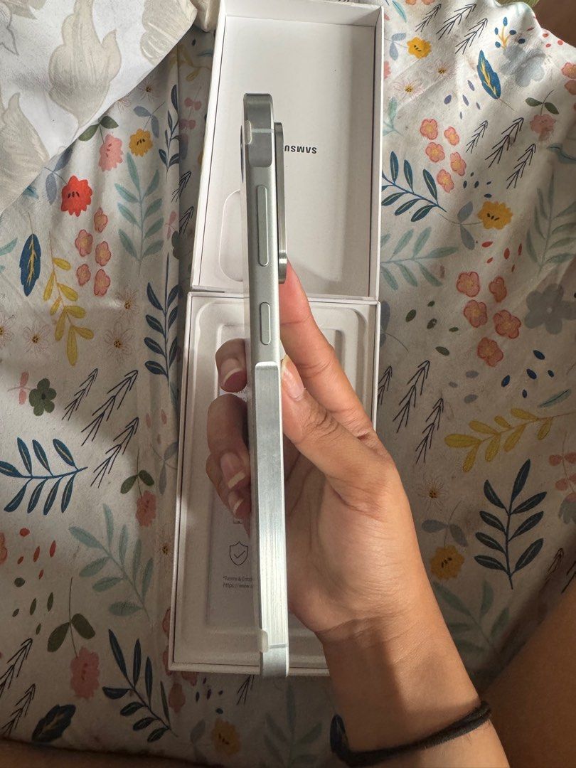 Samsung A56 5G 128gb (Category: Samsung) located in Las Pinas. Submitted by allyash (Listing ID 1393656603, Image 3). Description: Brand New Samsung A56 5G 8GB Ram, 128GB Comes with box Binuksan lang to check Fixed price Meetup up Rockwell / ATC.