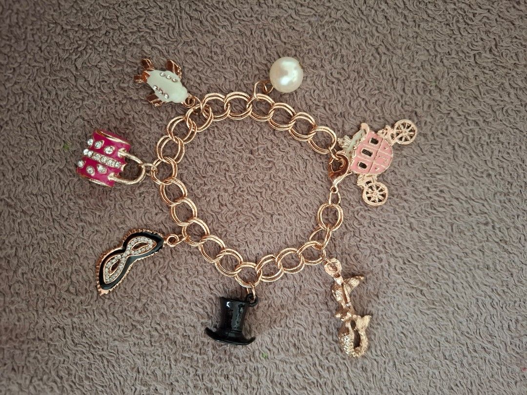 Unbranded Gold Charm Bracelet (Category: Bracelets) located in Dagupan City. Submitted by bsb89 (Listing ID 1393643282, Image 1). Description: Bought for 15 dollars in PoshMark 🇺🇸 RFS: Decluttering Not Real Gold 💢💢.