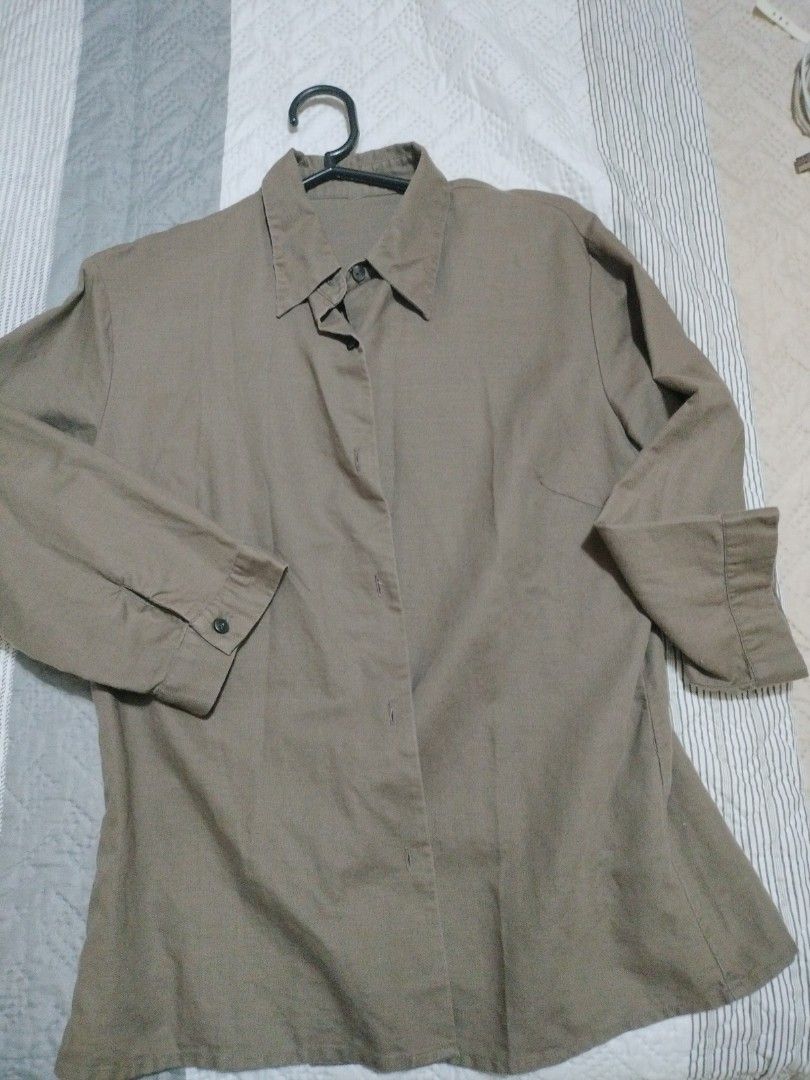 Uniqlo 3/4 linen blouse (Category: Blouses) located in Cavite. Submitted by tripleb25 (Listing ID 1393761733, Image 1). Description: army green color, cut out tag already..