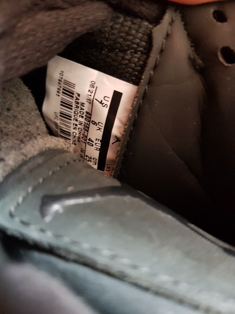 Air Jordan 4 Retro X KAWS (Category: Sneakers) located in Cavite. Submitted by thrift2ogo (Listing ID 1393921750, Image 2). Description: Authentic No issue US 7 / EUR 40 RFS: Gift sa akin kaso malaki para sa'kin Pickup @ Habay 2, Bacoor or meetup SM Bacoor or Lalamove kayo po magbobook.
