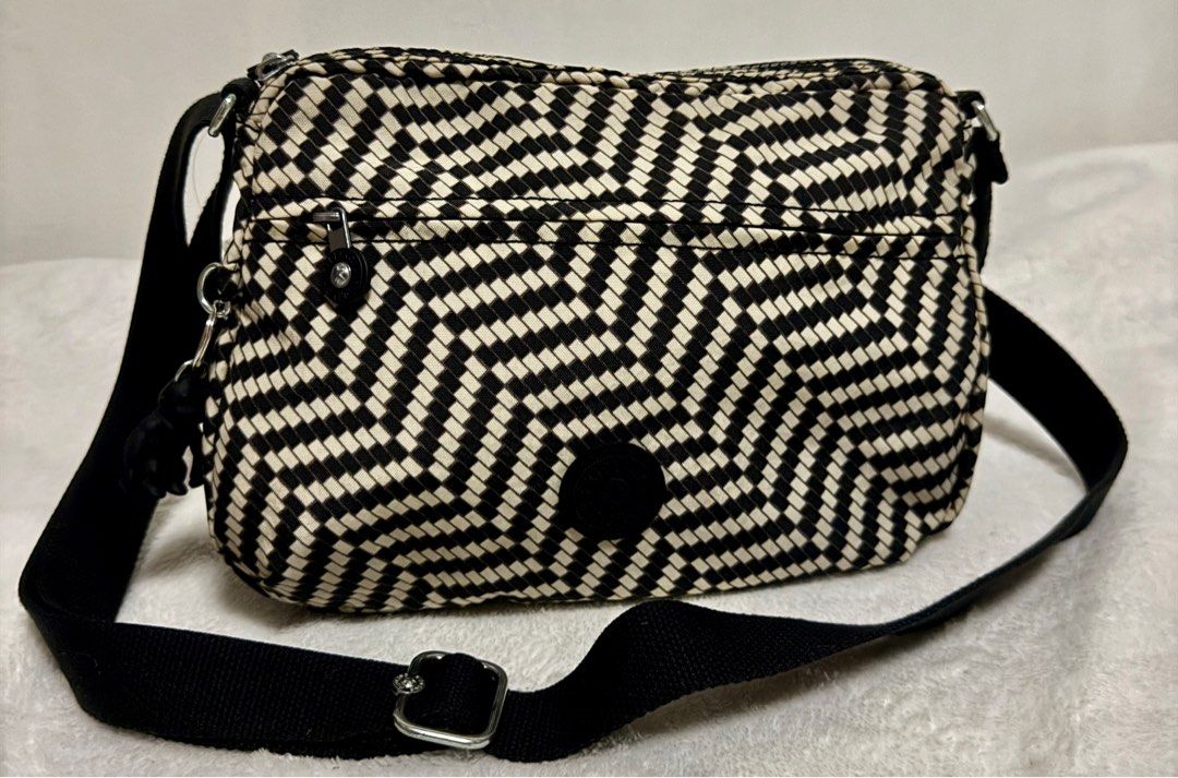 Authentic Kipling Cross Body Bag (Category: Cross-body Bags) located in Quezon City. Submitted by kryshnanzyanna (Listing ID 1393977714, Image 2). Description: .