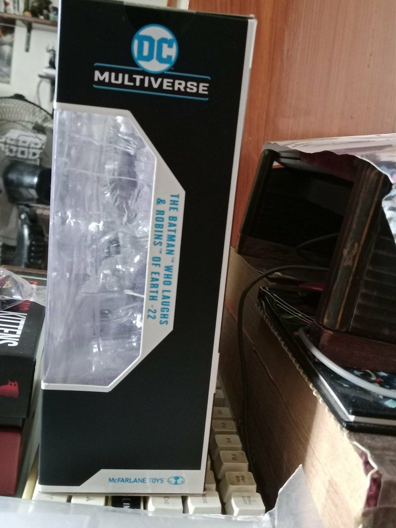Batman who laughs (Category: Figurines & Statues) located in San Fernando. Submitted by cjsllmb (Listing ID 1393974430, Image 3). Description: Still in clamshell.