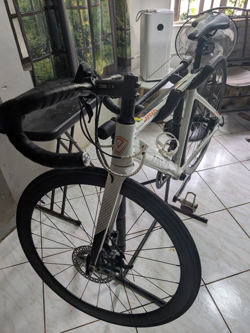 Bike Java Siluro 3 (Category: Bicycles) located in Muntinlupa City. Submitted by luckyfrogzone (Listing ID 1393942352, Image 2). Description: JAVA SILURO 3 LIGTH ALLOY SMOOTH FINISHED FRAME CARBON FIBER FORK SENSAH FD, RD DECAF STI, BRAKES 11X2 SPEED NA HALLOWTECH CRANKSET UCI APPROVED NA Stand included.