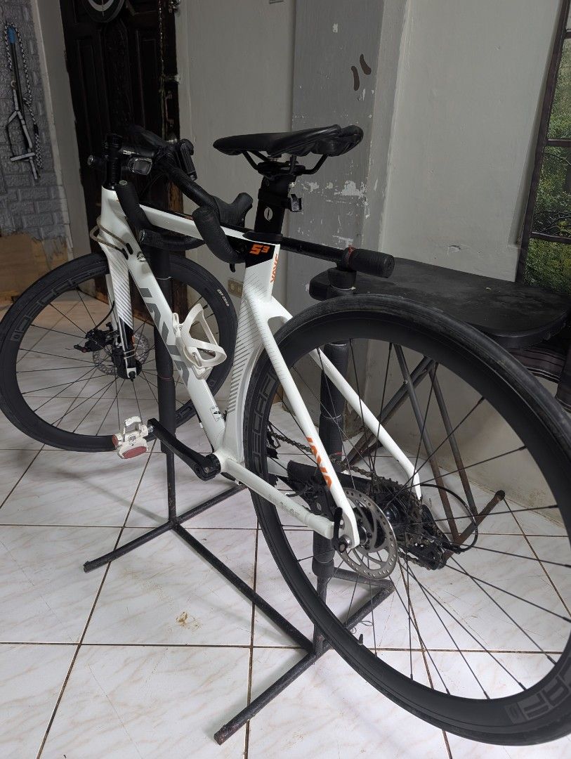 Bike Java Siluro 3 (Category: Bicycles) located in Muntinlupa City. Submitted by luckyfrogzone (Listing ID 1393942352, Image 3). Description: JAVA SILURO 3 LIGTH ALLOY SMOOTH FINISHED FRAME CARBON FIBER FORK SENSAH FD, RD DECAF STI, BRAKES 11X2 SPEED NA HALLOWTECH CRANKSET UCI APPROVED NA Stand included.