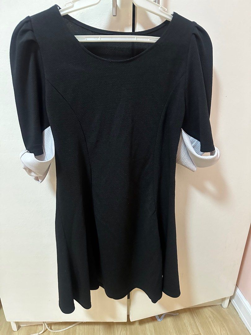 Black dress with puff sleeves (Category: Dresses) located in Quezon City. Submitted by gsasecnarf (Listing ID 1393892051, Image 1). Description: Fits s-m.