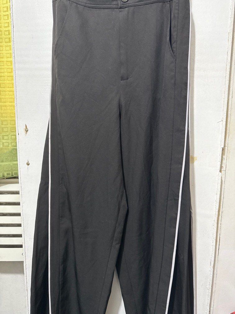 Black wide leg pants with white lining (Category: Other Bottoms) located in Quezon City. Submitted by maesells94 (Listing ID 1393839524, Image 2). Description: .