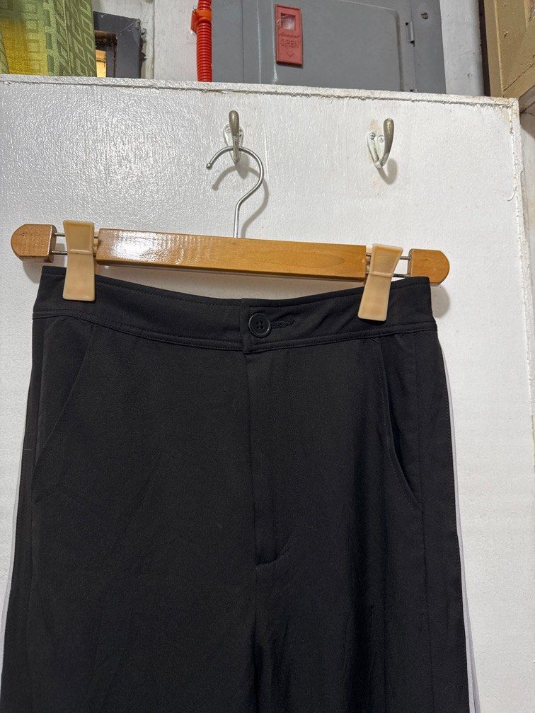 Black wide leg pants with white lining (Category: Other Bottoms) located in Quezon City. Submitted by maesells94 (Listing ID 1393839524, Image 3). Description: .
