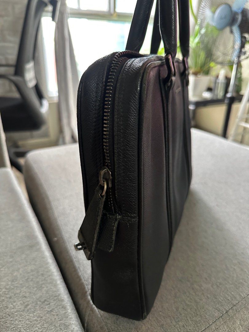 Burberry leather laptop bag (Category: Luxury Bags & Wallets) located in Taguig. Submitted by luxuryfindsforless (Listing ID 1393911962, Image 3). Description: BB Leather laptop bag Fits a 15” laptop All leather No more strap 9/10 condition .