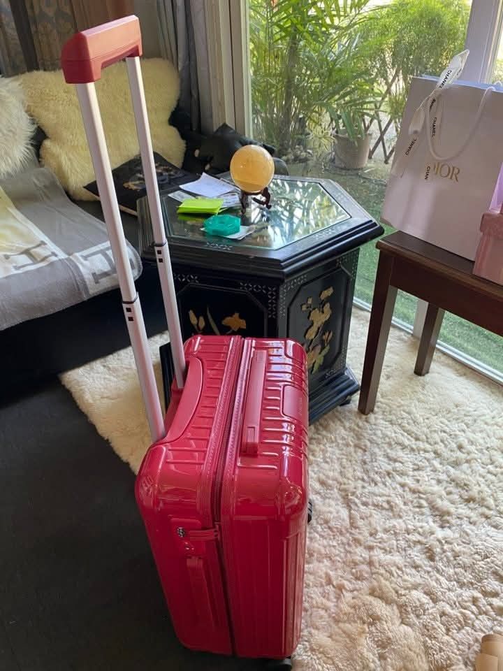 Cabin size rimowa (Category: Luggage) located in Tagum. Submitted by cathsuesurplus (Listing ID 1393839585, Image 3). Description: cabin size💕🍀 360 ang ikot super gaan avail na suki Paunahan 1st to pay‼️.