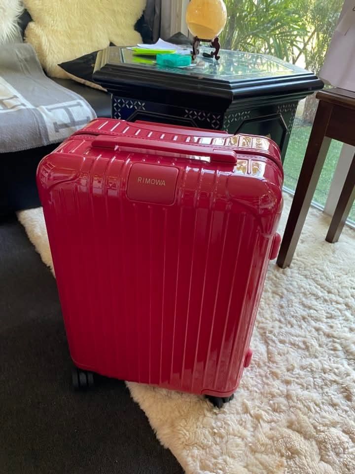 Cabin size rimowa (Category: Luggage) located in Tagum. Submitted by cathsuesurplus (Listing ID 1393839585, Image 1). Description: cabin size💕🍀 360 ang ikot super gaan avail na suki Paunahan 1st to pay‼️.