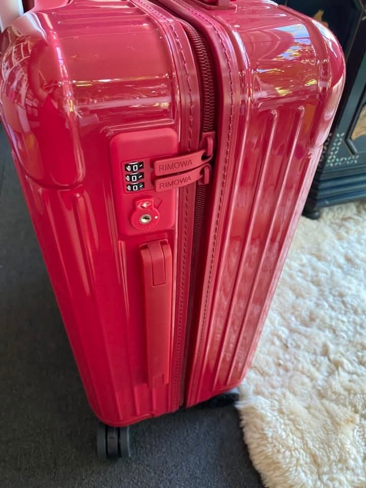 Cabin size rimowa (Category: Luggage) located in Tagum. Submitted by cathsuesurplus (Listing ID 1393839585, Image 2). Description: cabin size💕🍀 360 ang ikot super gaan avail na suki Paunahan 1st to pay‼️.
