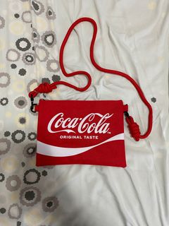 Coca-Cola 紅色斜孭袋64177954796801110