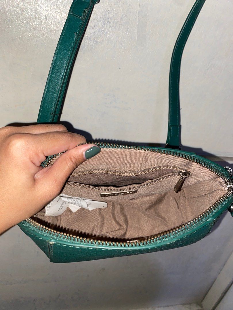 David Jones Green Crossbody Bag (Category: Cross-body Bags) located in Manila. Submitted by rosetteliab (Listing ID 1393992105, Image 3). Description: Please check the photos for the issue on the handle. .