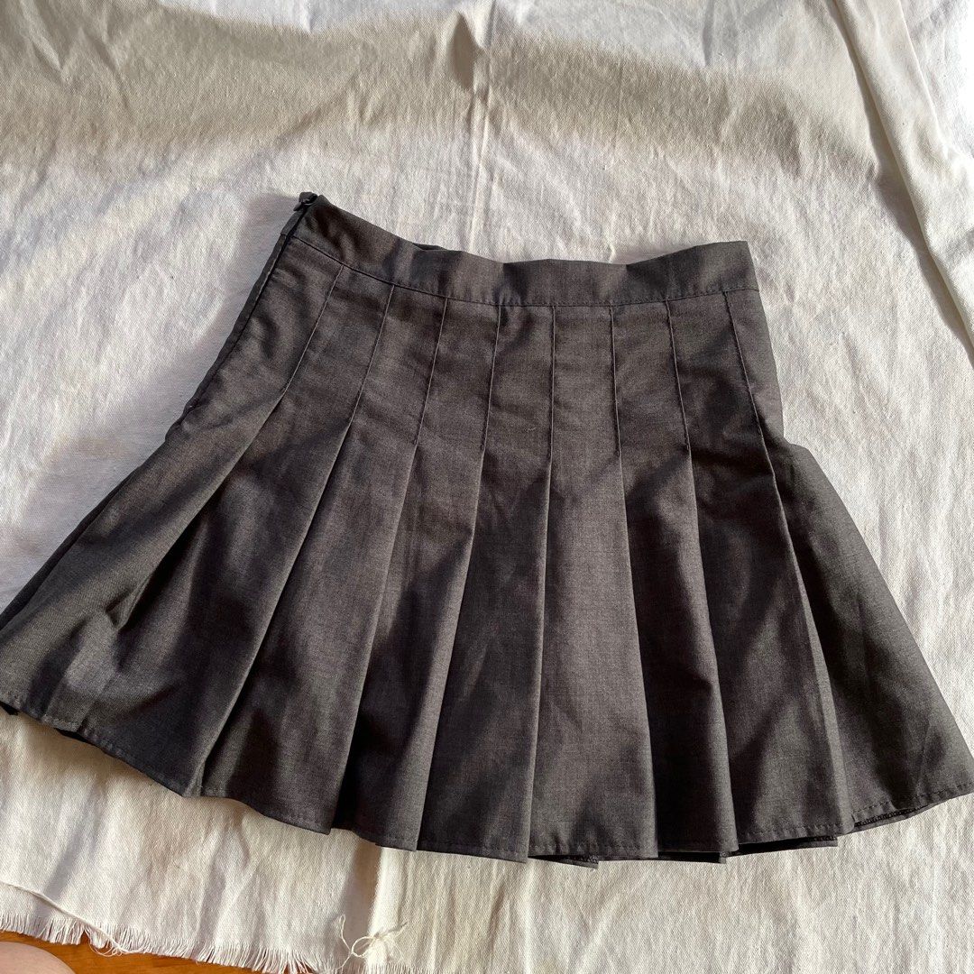 Gray pleated skirt (Category: Skirts) located in Santa Rosa. Submitted by jamrose (Listing ID 1393886537, Image 1). Description: 25-26 L 15 No flaws .