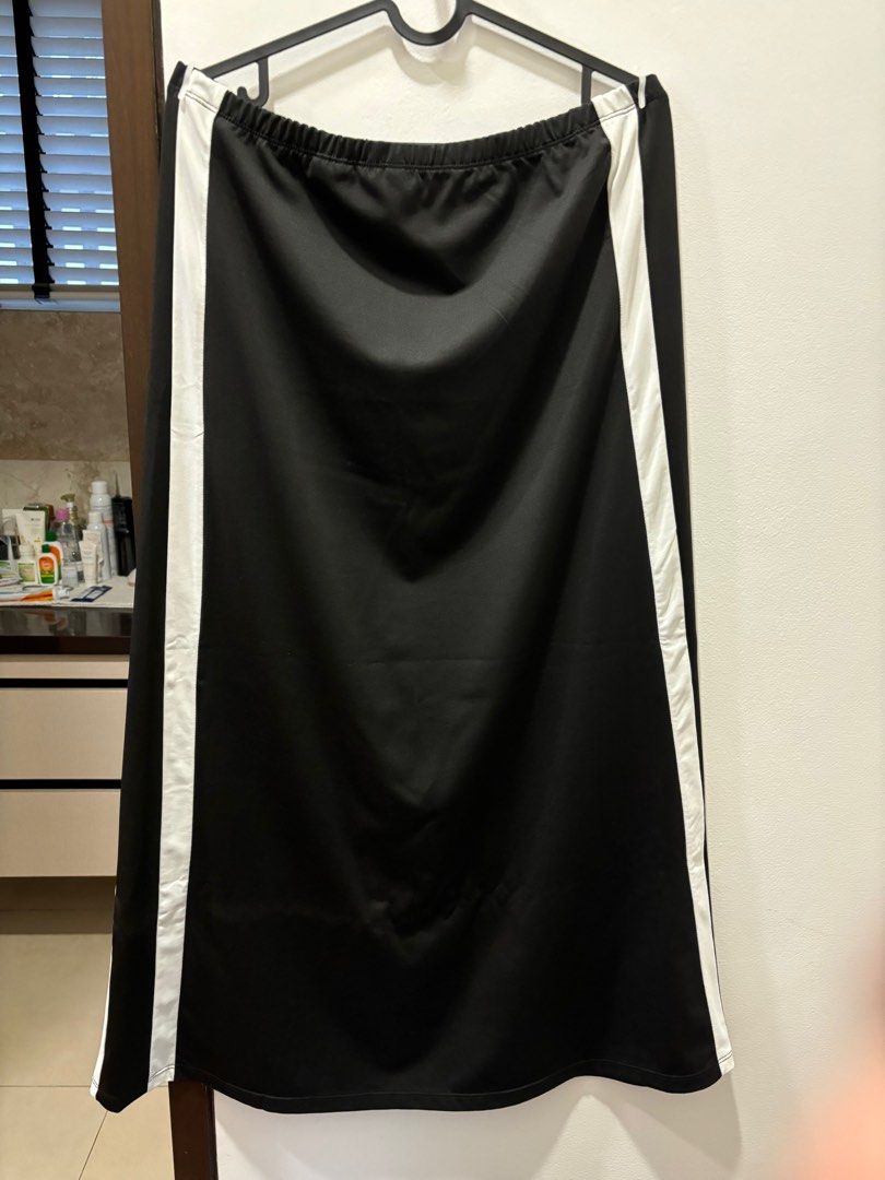 H&M Racer Skirt Stripe (Category: Skirts) located in Quezon City. Submitted by deltrysh (Listing ID 1393915393, Image 1). Description: -Brand: H&M -Black racer skirt with white stripe -Good as new -No flaws -Size on tag: M (oversized; product best fits L-XL) -can DM for more pics -rfs: decluttering .