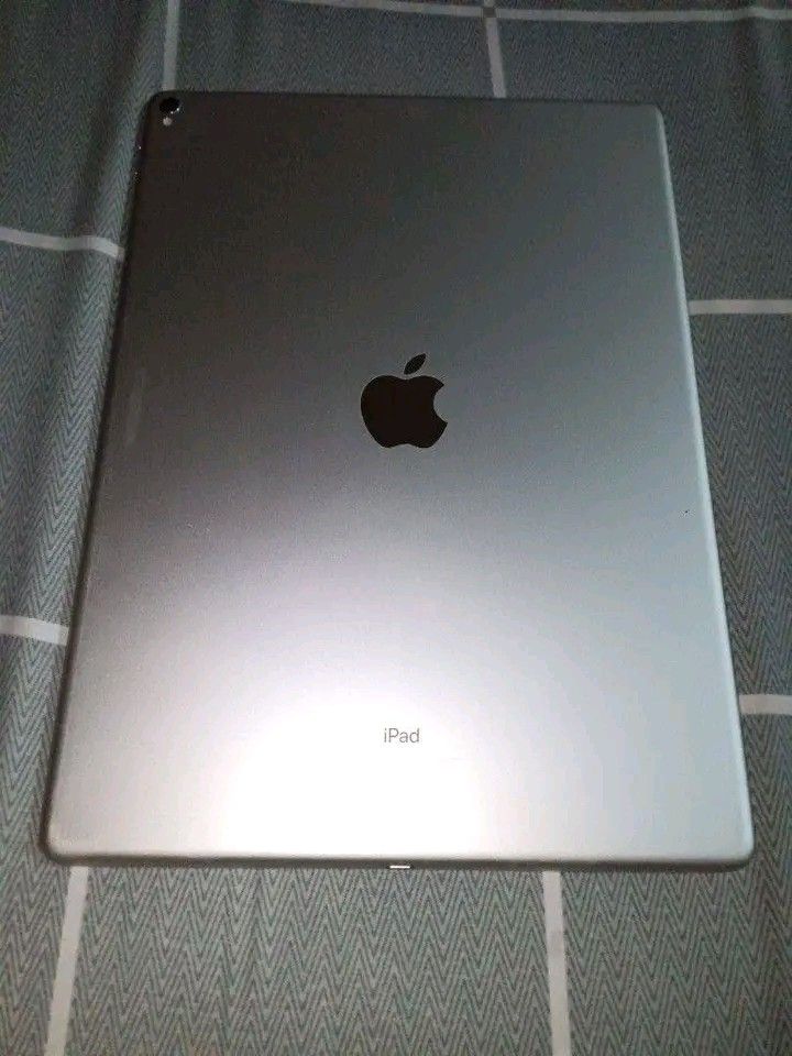 Ipad Pro 12.9 inch (2nd gen) ios 17.6 (Category: iPad) located in San Pedro. Submitted by lovbluuberriezzz (Listing ID 1393851663, Image 3). Description: .