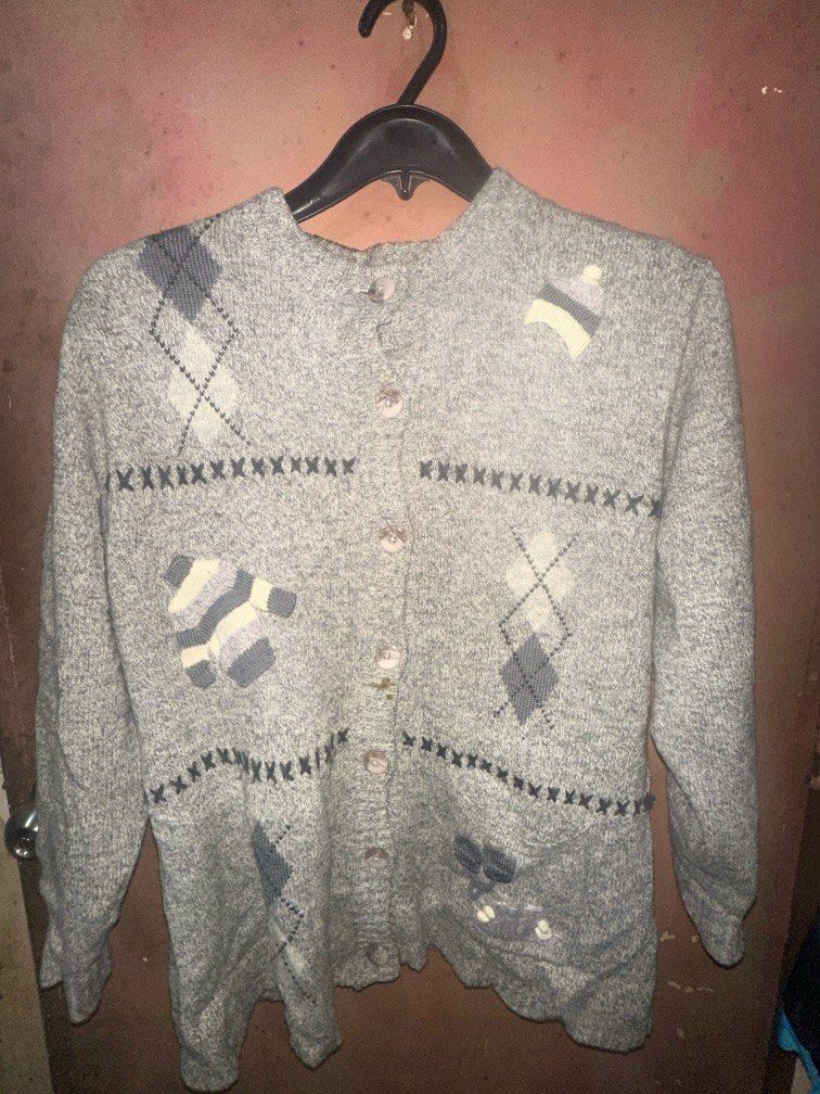 Knitted sweater (Category: Coats, Jackets and Outerwear) located in Manila. Submitted by omenagi (Listing ID 1393980797, Image 1). Description: .