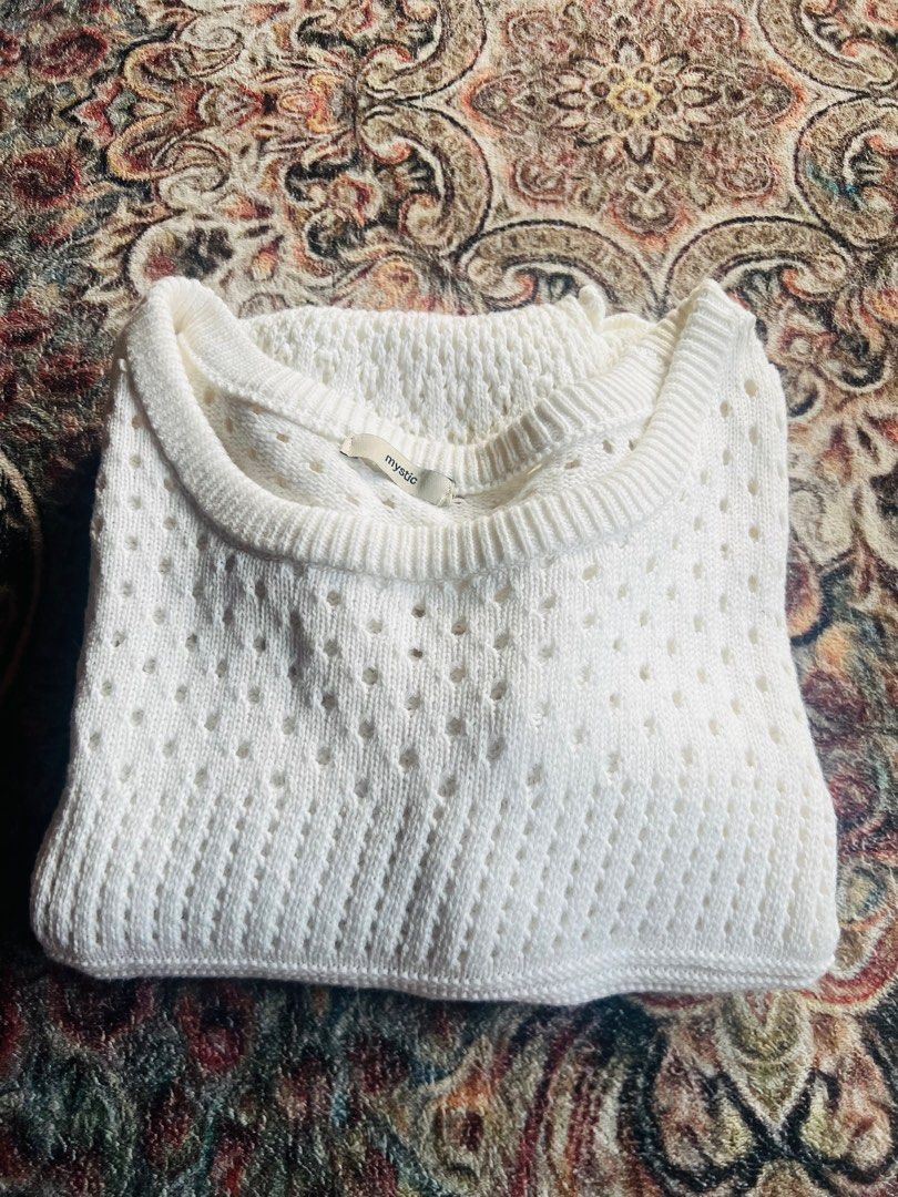 Knitware (Category: Longsleeves) located in Gemencheh. Submitted by atiqahsrb (Listing ID 1393910941, Image 3). Description: Knitwear Tagging : mystic Need to wear inner inside Size : S to M Sizing Detail Panjang Lengan : 19 inch Labuh baju : 21 inch Dada : 18.5 inch .