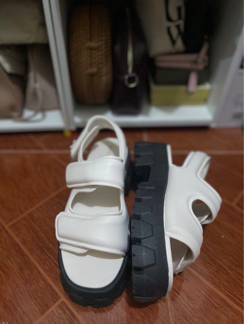 Monobo Milan 3 (Category: Sandals) located in San Pablo. Submitted by declutterwithmelqc (Listing ID 1393895815, Image 2). Description: ✨original ✨from thailand ✨brand new Best fit to 23cm Size 6.