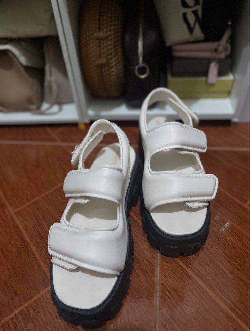 Monobo Milan 3 (Category: Sandals) located in San Pablo. Submitted by declutterwithmelqc (Listing ID 1393895815, Image 1). Description: ✨original ✨from thailand ✨brand new Best fit to 23cm Size 6.